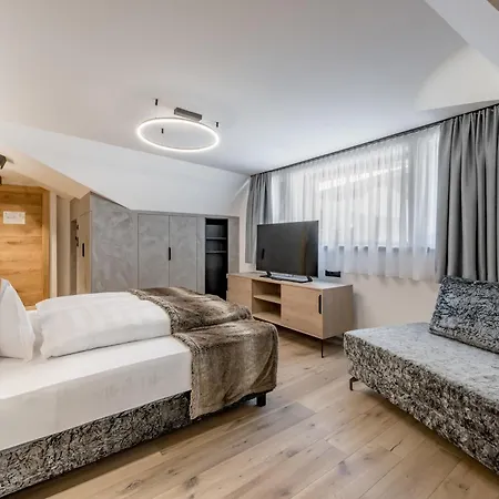 Grauer Bar 4*